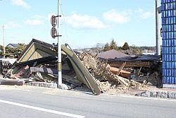 地震の影響で一軒家が全壊している写真