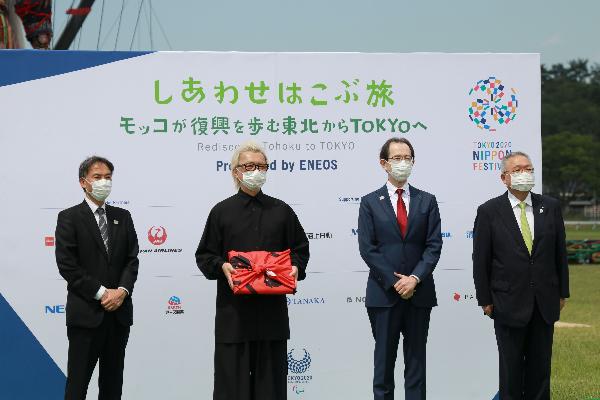 公式プログラムに出席した、左から古宮東京2020組織委員会副事務総長、クリエイティブディレクターの箭内氏、内堀福島県知事、門馬市長が一列に並んで写真撮影に応じる写真