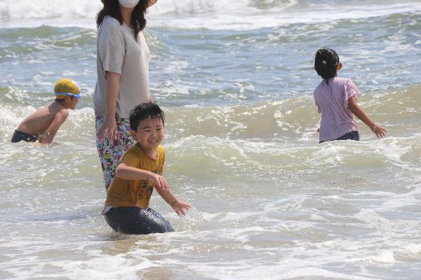 海に入って遊ぶ子ども達を撮影した写真