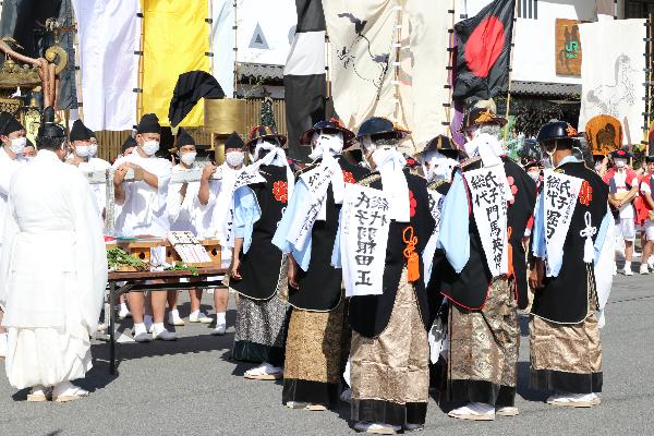 原町駅前で太田神社の氏子が祭壇に手を合わせる写真