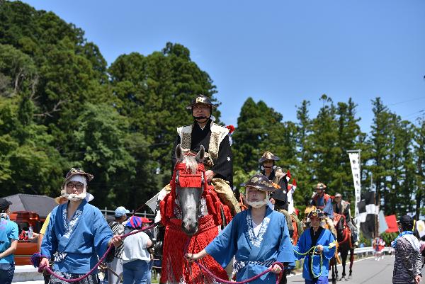 太田神社で騎乗する市長の写真