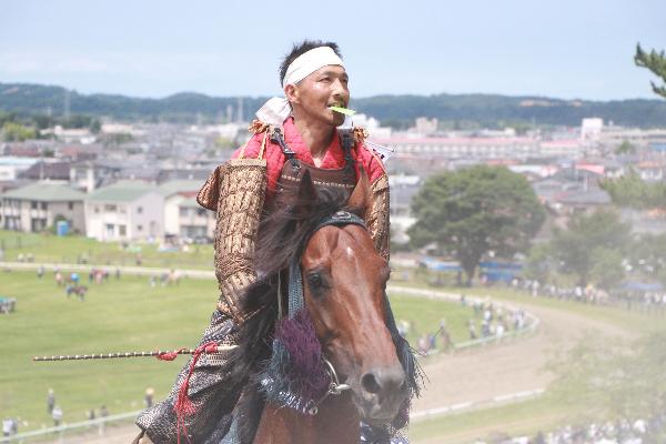 甲冑競馬で優勝した騎馬武者を撮影した写真