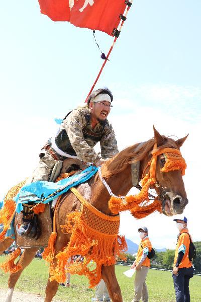 神旗争奪戦に参加する騎馬武者を撮影した写真