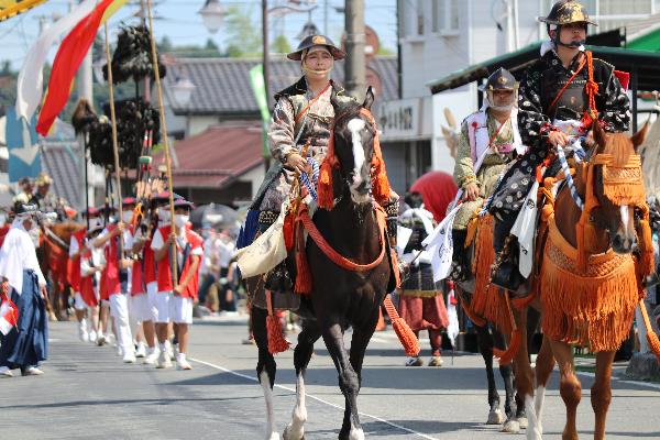 女性騎馬武者が行列に参加する様子を撮影した写真