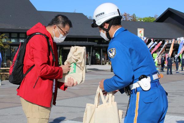2観光客にチラシや反射商品についてを説明する警察署の写真