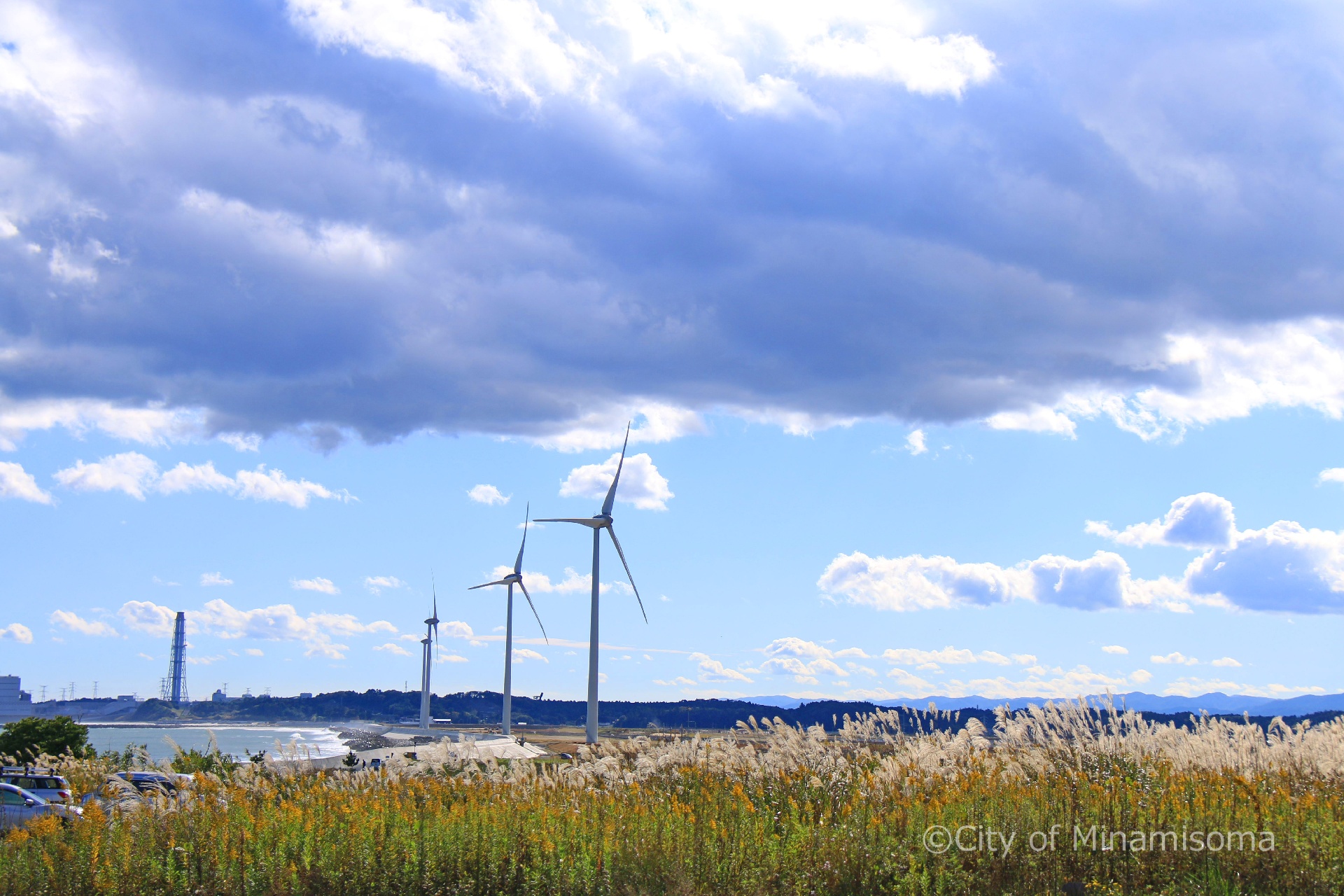 良く晴れた鹿島区北海老の海岸。小高い丘から見ると風力発電の風車が回っている。