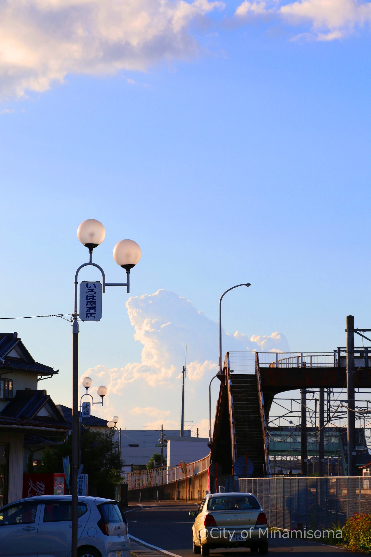 晴れた空には入道雲が湧き起こっている。午後の日差しに照らされた鹿島区の陸橋の様子。