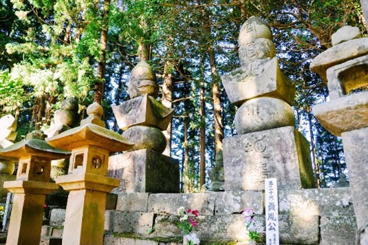 同慶寺にある歴代藩主のお墓です