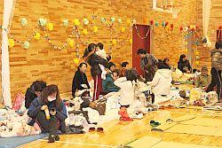 原町第一小学校に避難された方々が敷物を敷いて座っている写真