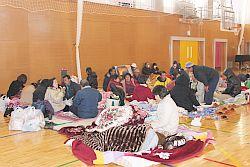 原町第二小学校に避難された方々が毛布や敷物を敷いて座っている写真
