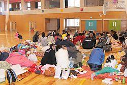 原町第二小学校に避難された方々が毛布や敷物を敷いて座っている写真