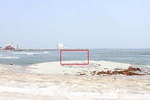 津波で砂浜が流された後の海辺の写真（赤枠にて1枚前の写真の位置を示しています）