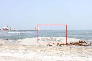 津波が浜砂で流されてしまった後の写真（赤枠にて1枚前の写真の位置を示しています）
