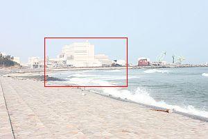 奥に白い建物はそのままあるが津波の影響で広い砂浜や建物の手前にあった木々が消えてしまった写真（赤枠にて1枚前の写真の位置を示しています）