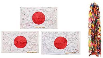 ハワイより寄贈された応援の寄書きが記載された日本の国旗と千羽鶴の写真