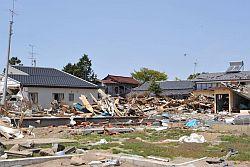住宅街を津波で流されてきた瓦礫が辺り一面埋め尽くしている写真