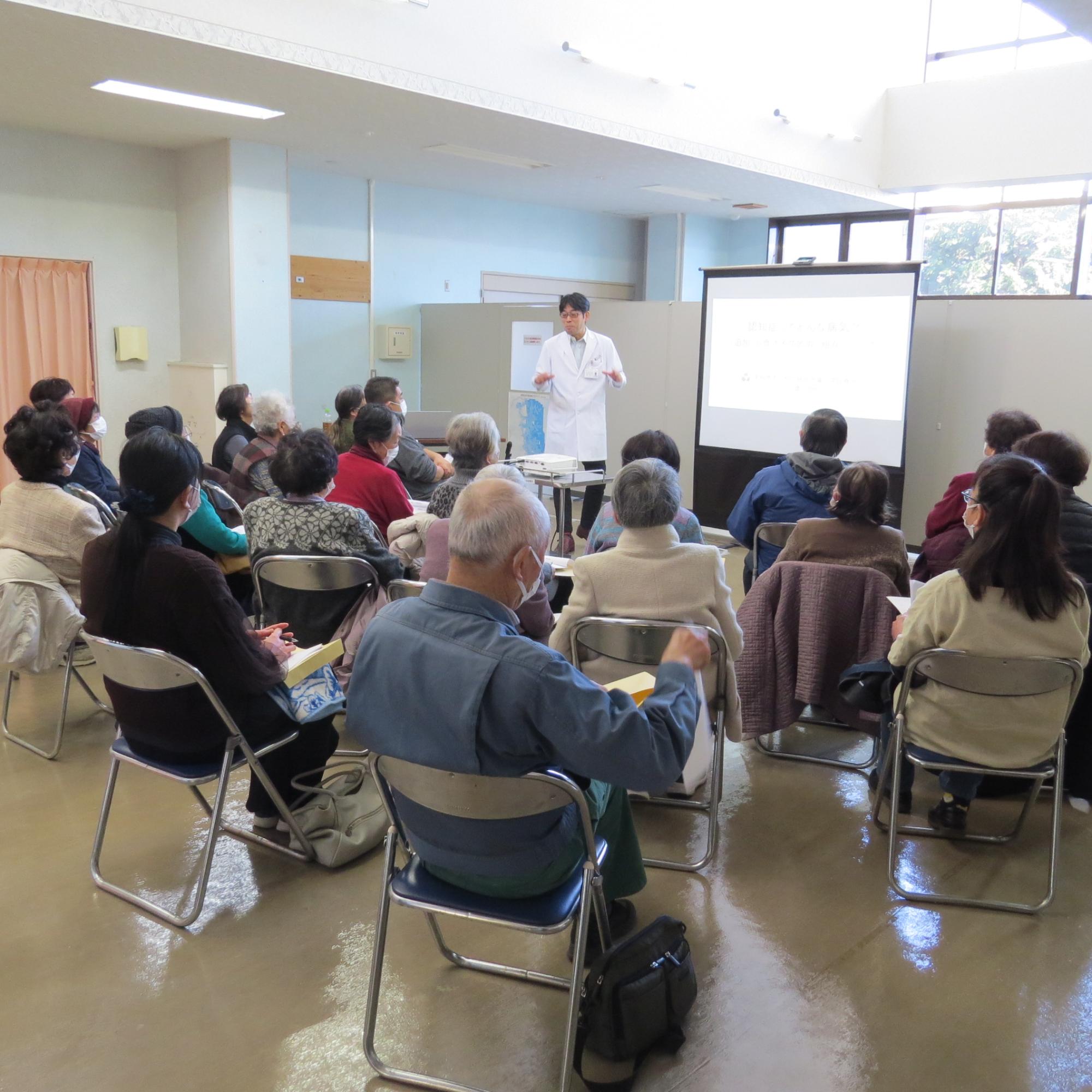 講師の話を聞く参加者の写真