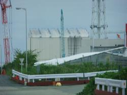 建屋カバーが設置されている1号機原子炉建屋の写真