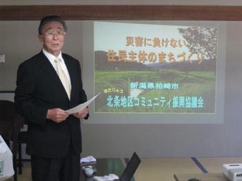 プロジェクターを使い講義を行う江尻東磨さんの写真