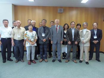 谷井靖夫小千谷市長と地域協議会委員の皆さんの集合写真
