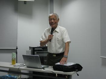 震災の講義を行う風間久司さんの写真