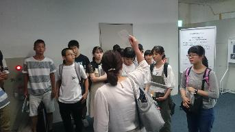 成田空港でオーストラリア行きの飛行機を待っている研修生たちの様子が写っている写真
