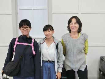 ホームステイ班3組目の女子研修生2人とホストグランドマザーが写っている写真