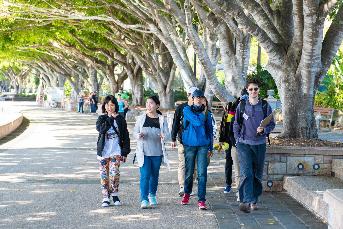 B＆S（Brothers＆Sisters）プログラムという制度により、現地男子大学生1人と共に、1組目の研修生6人がブリスベン市街を散策している様子の写真