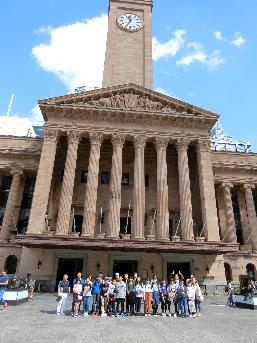 研修生全員が集まり、オーストラリア・ブリスベンの市役所の前にいる様子が写っている写真