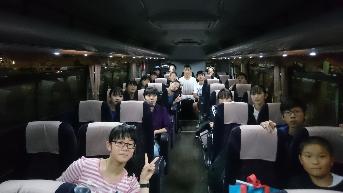 成田空港から南相馬市へ向かっているバス内の研修生たちの様子が写っている写真