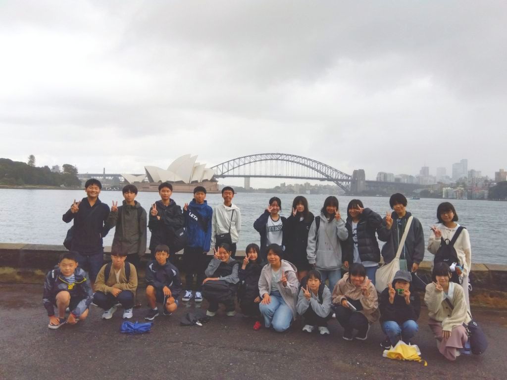 オペラハウスを背景にした集合写真
