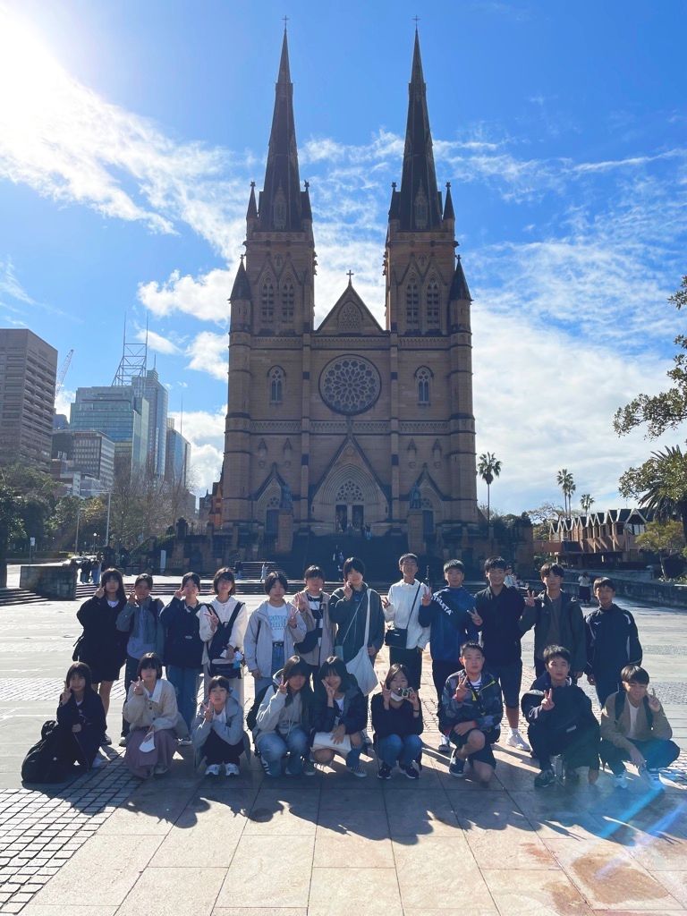 大きな大聖堂を背景にした集合写真