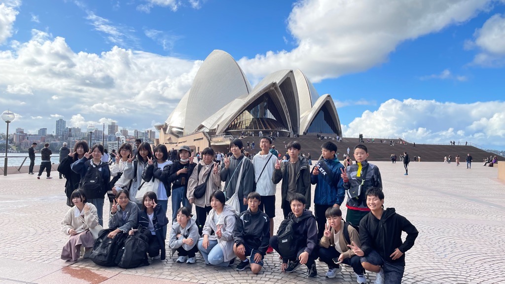 オペラハウスを背景にした集合写真