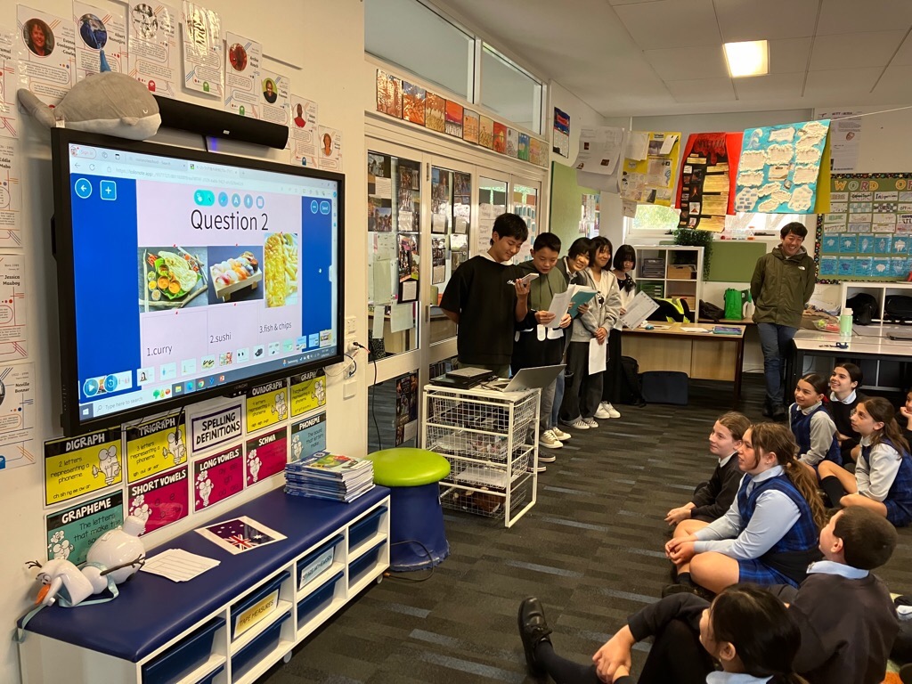 英語で発表する学生たちの写真