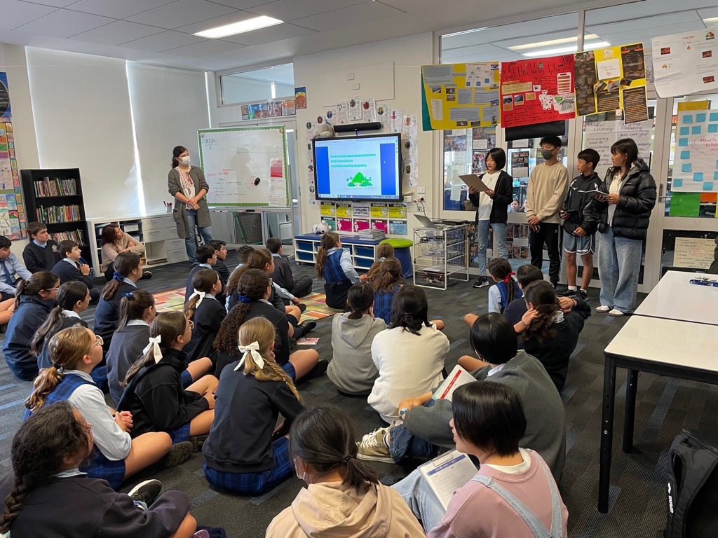 英語で発表する学生たちの写真