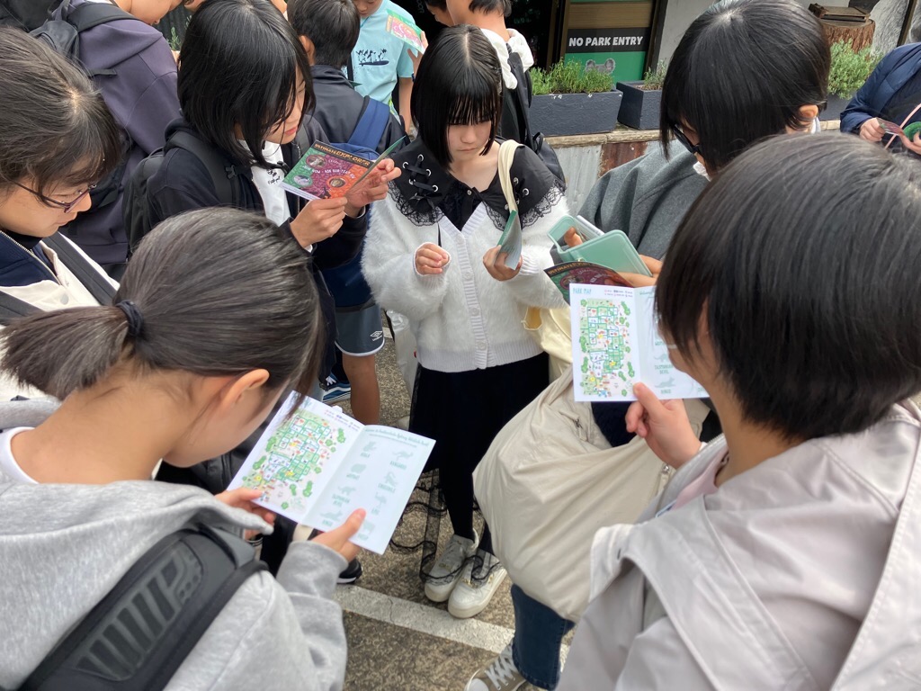 パーク地図を見る学生たちの写真