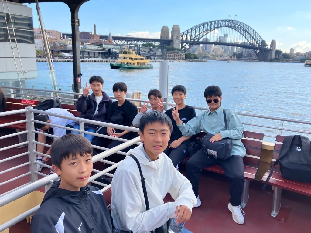 フェリーに乗る男子たちの写真