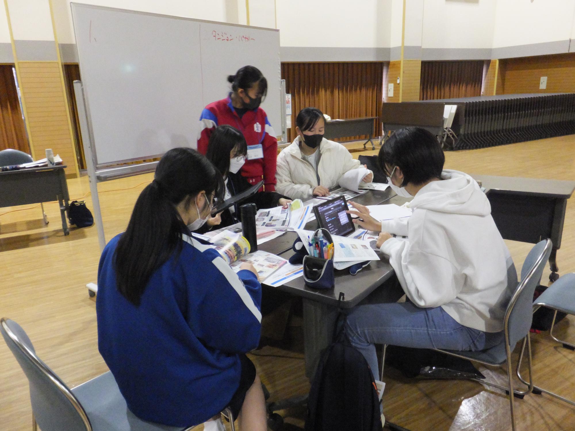 学生がタブレットを使い課題研究の実施計画、準備などを行っている様子の写真