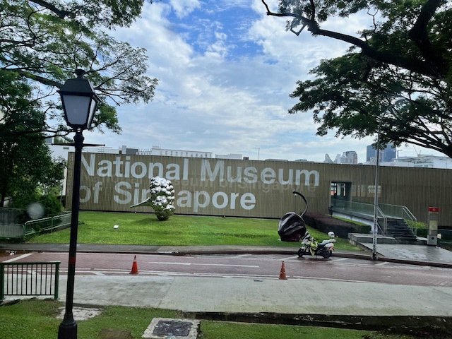 壁に「National Museum of Singapore」と書かれたシンガポール国立博物館の写真