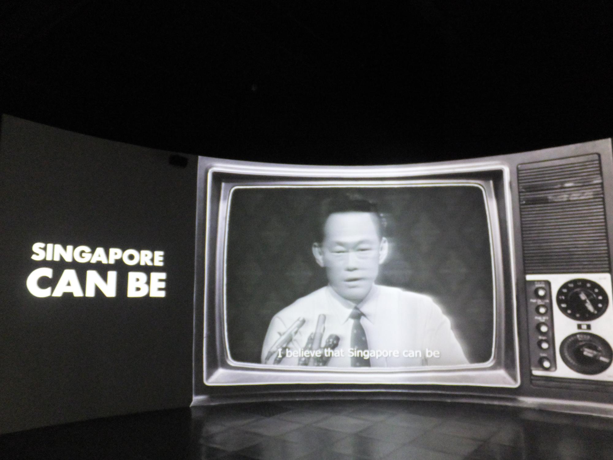 「SINGAPORE CAN BE」という文字と、古いテレビに男性が映っている写真