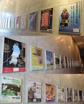過去20年間の開催された特別展・企画展のポスターをずらっと横一列にたくさん展示している写真