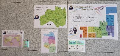 エントランスホールに来館者がどこから来ているのかが分かる日本地図と世界地図が貼ってある写真