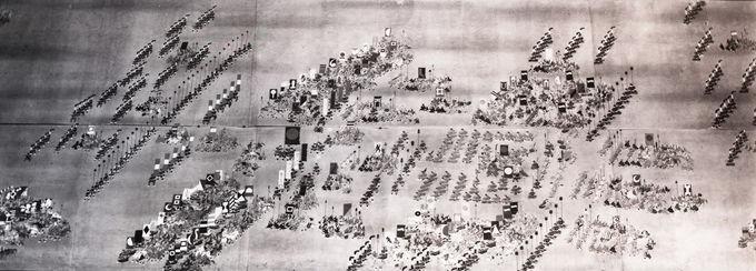『野馬追大絵巻』の一部の写真。足軽を先頭（左側）にして、騎馬武者や徒士武者数百人が整然と並んだ様子が描かれています。
