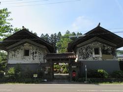 大谷家住宅の東蔵、中蔵、門が写った写真