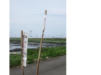 道端に木の棒が長いのと短いのと2本立ててあり、どちらも先端に白い布のお札がついている