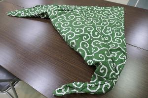 風呂敷を畳んで服を包んだところ