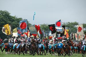 相馬野馬追の2日目の行事「神旗争奪戦」で騎馬武者が神旗を目がけて集まっているところ