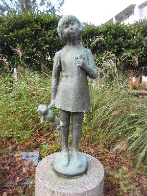 細野稔人作「春の譜」 高松団地バス停