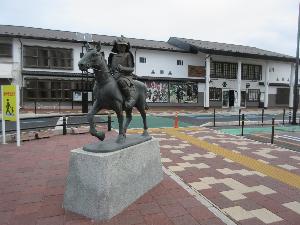 亀谷政代司作「出陣」 JR常磐線原ノ町駅前