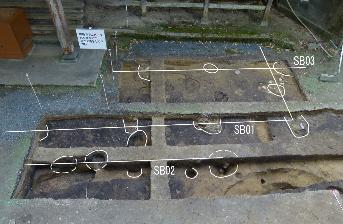 先行する覆屋の柱跡